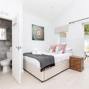 Apartment New, Stylish Flat With Private Patio And Free On-street Parking Check Out At 11am, Bournemouth