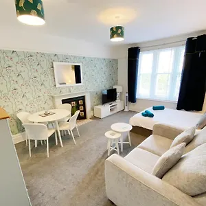 Apartment The Chine- A Spacious Close To The, Bournemouth